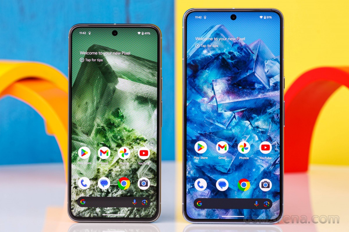 Pixel 8 (left) next to Pixel 8 Pro