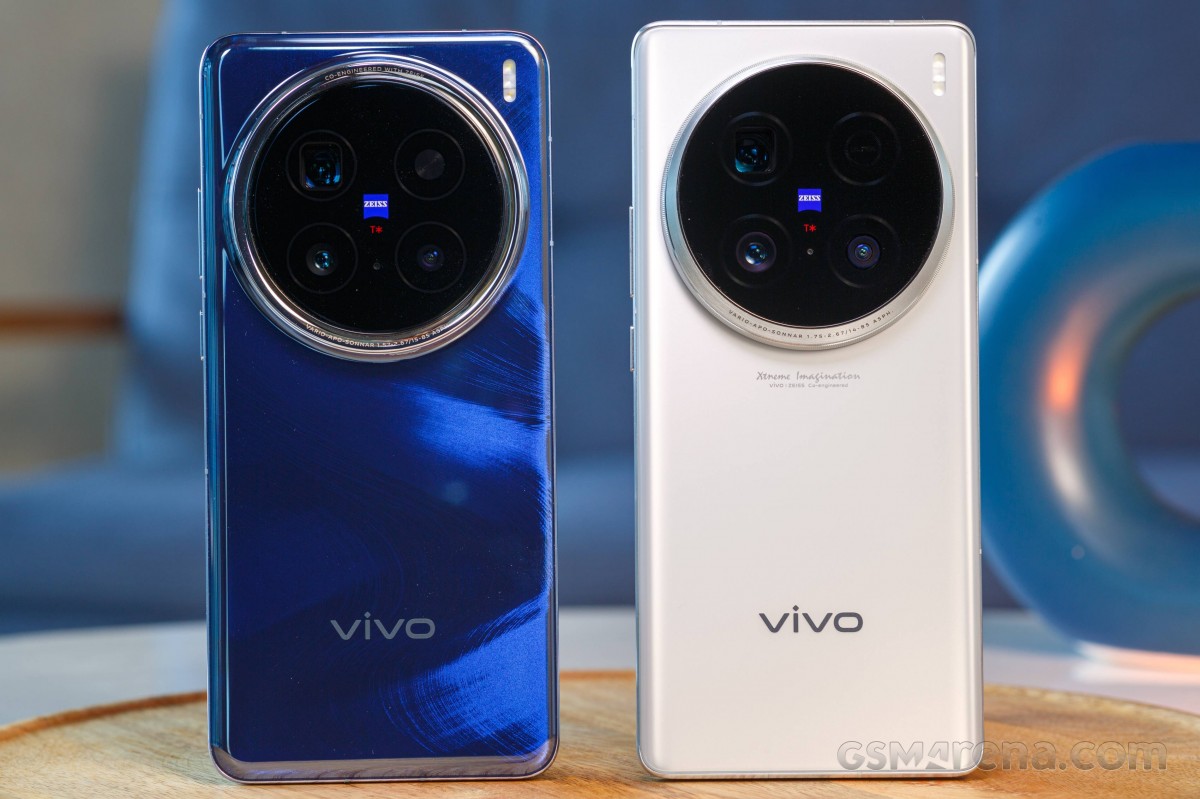 vivo X200 Pro (left) and X100 Ultra