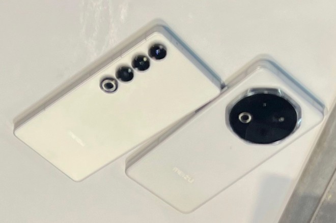 Meizu 21 Pro (left) next to Meizu 22 (right)